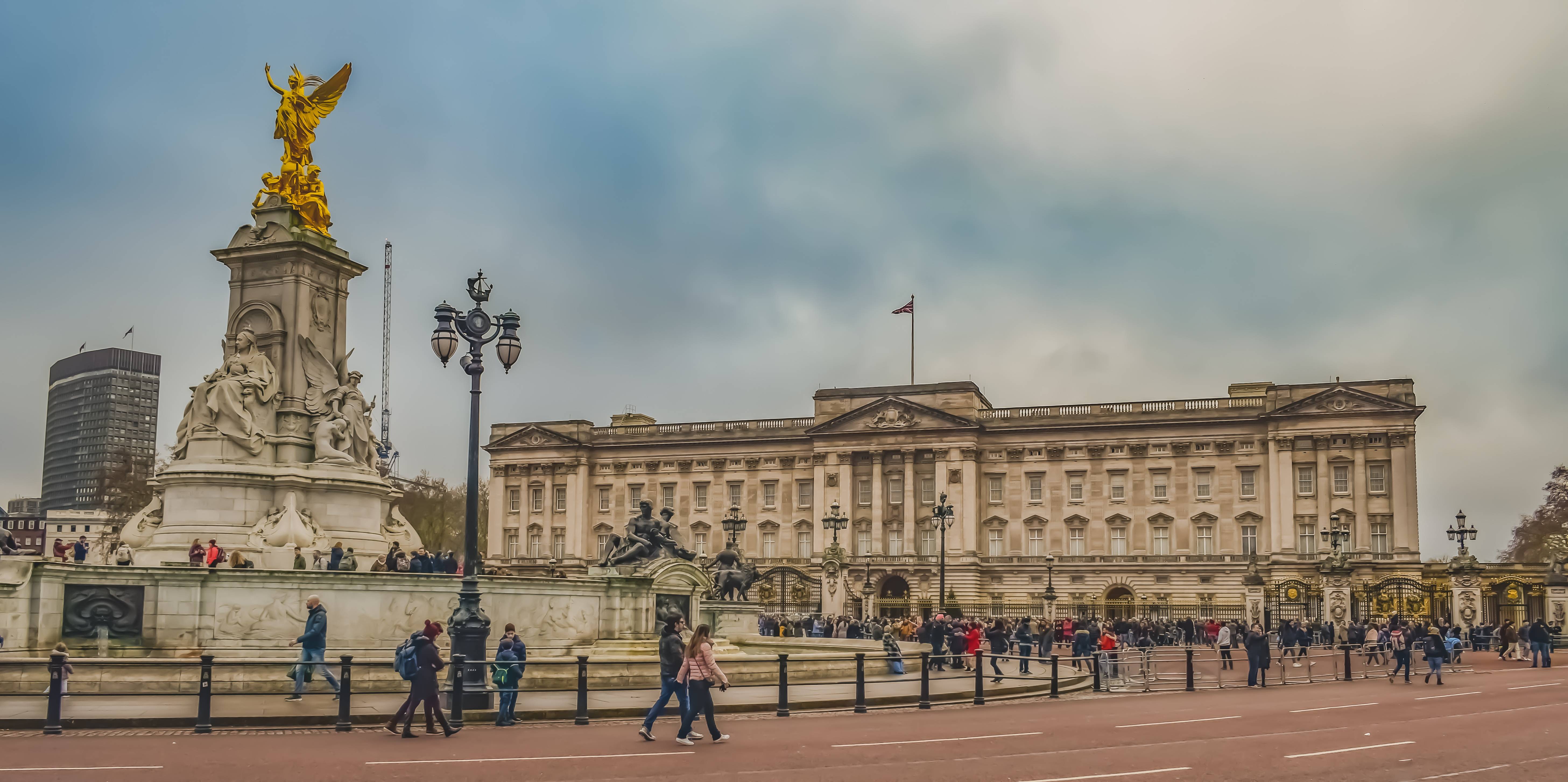 Buckingham Palace, UK is one of the most valuable palaces in the world - London Airport Transfers
