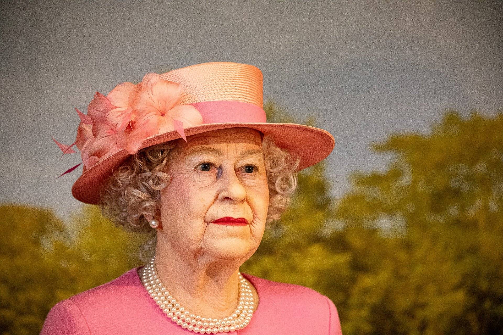 Queen Elizabeth has been forced to sell socks to raise money - London Airport Transfers