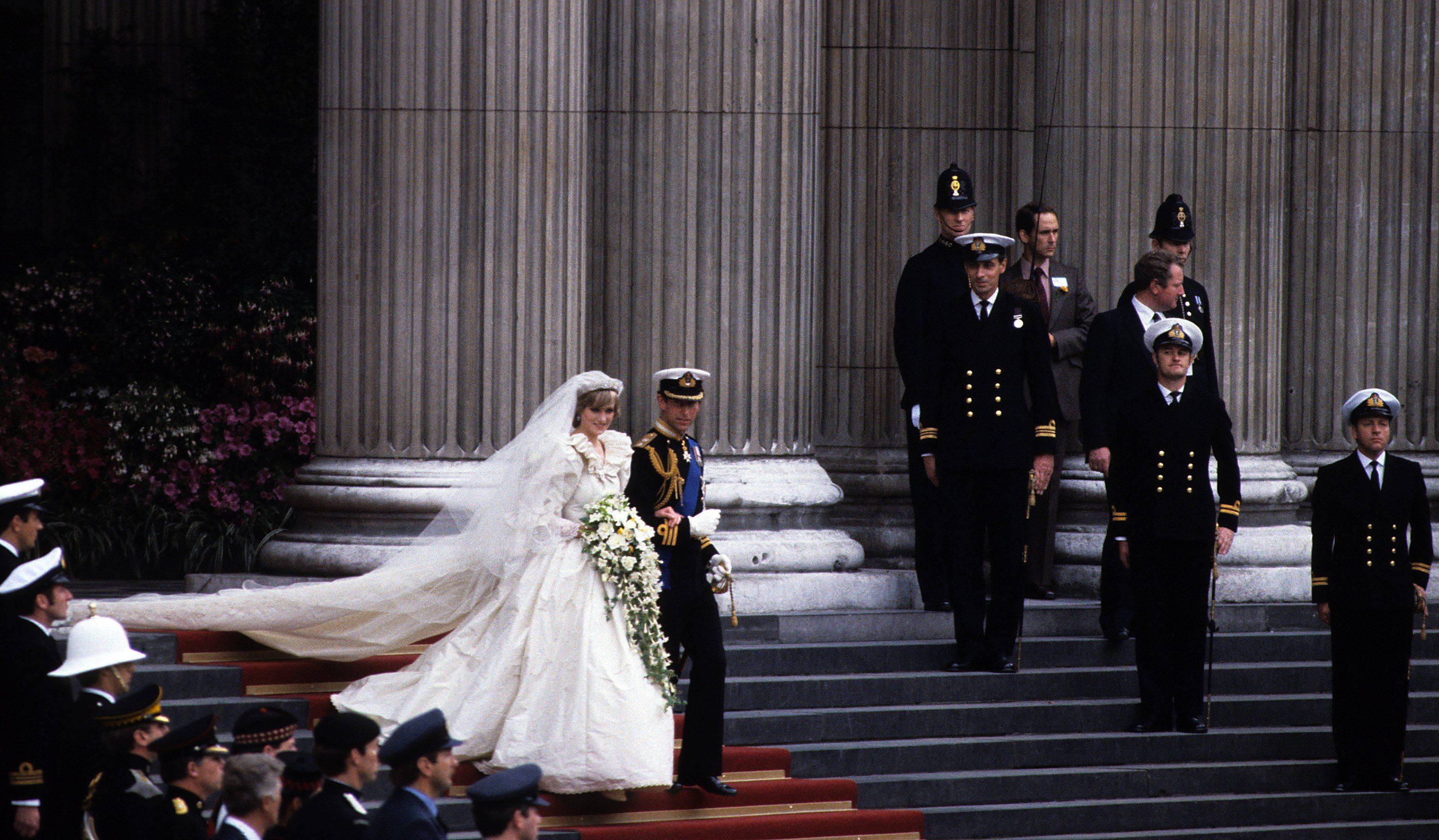 Свадебное платье принцессы Дианы будет выставлено в Кенсингтонском дворце - London Airport Transfers